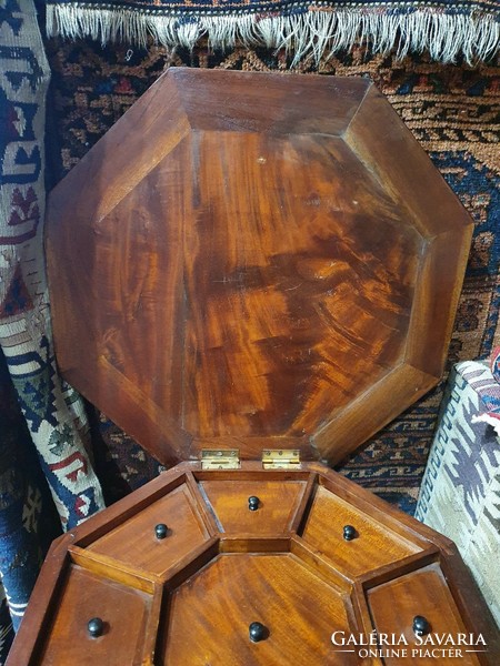 Fából készült érdekes 8 szög alakú tároló asztalka!