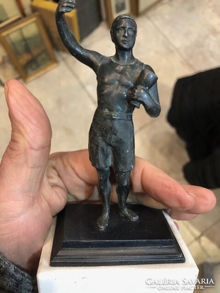 Athlete statue made of metal, 20 cm high, on a marble base.