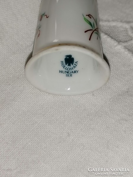 Porcelain thimble with Raven House markings 36.