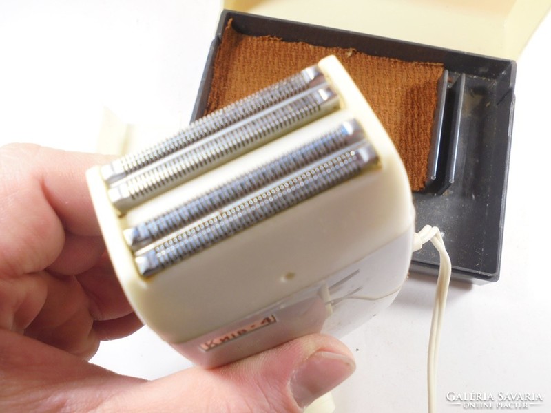Retro régi elektromos borotva eredeti tokjában Szovjet-orosz gyártmány, működik