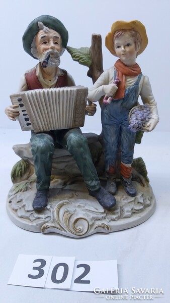 Az öreg harmonikás és a fiú - csodálatosan kidolgozott Capodimonte porcelán figura /302/