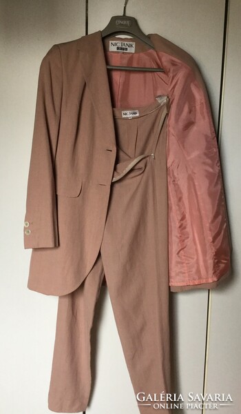Nik Janik Kemper ,nadrág kosztüm szép jó fazon fáradt rózsaszín 40-es ,egyszer használt.