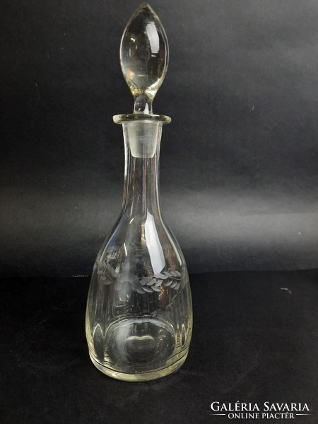 Gyönyörű különleges csiszolt mintás üveg palack,  karaffa, likőrös üveg dugóval  /444/