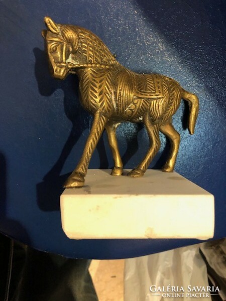 Ló szobor bronzból, szecessziós, 20 x 16 cm-es nagyságú.