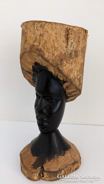 Faragott fej fa szobor Dél-Afrikából fekete ében, amit egy másik fajta fa körbenőtt