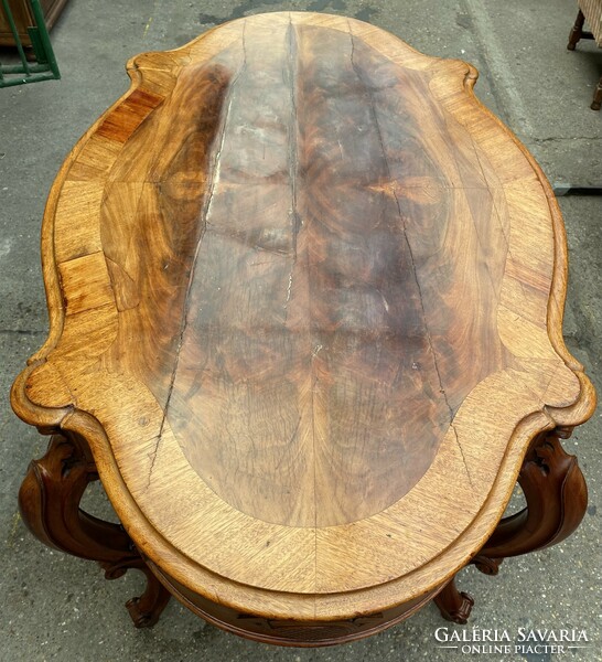 Baroque graceful table