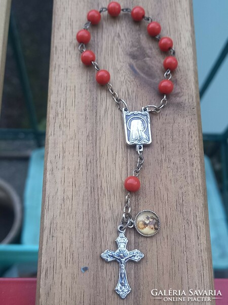 Catholic grace object: imitation coral string of pearls metal /, silver (?) with Jesus, Latin cross
