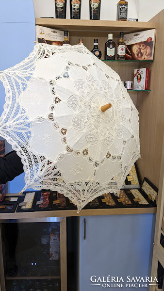 Umbrella, embroidered with an elegant wooden handle for special occasions