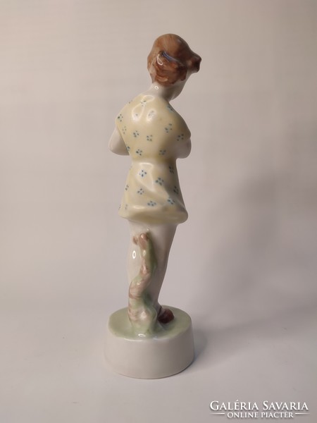 Zsolnay ﻿lány virágokkal porcelán figura