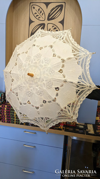 Umbrella, embroidered with an elegant wooden handle for special occasions
