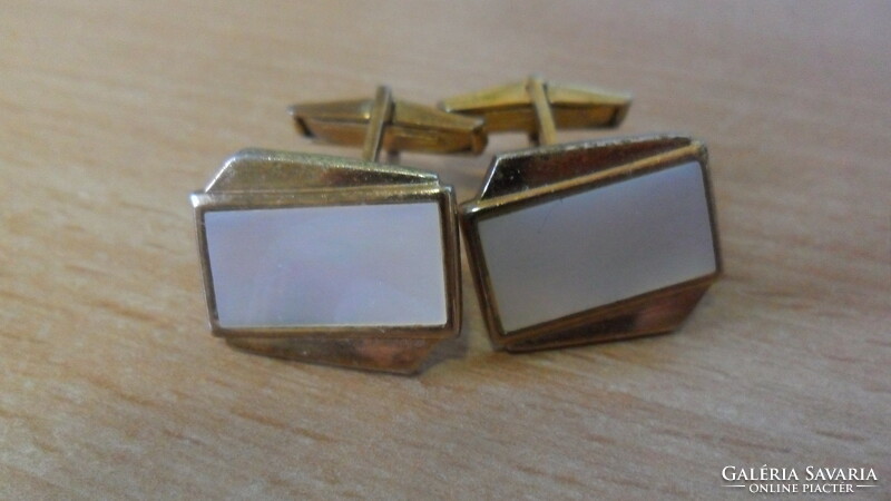 In good condition. Retro gold-plated, mother-of-pearl inlay cufflinks from the 60s. 2 X 1.5 Cm.