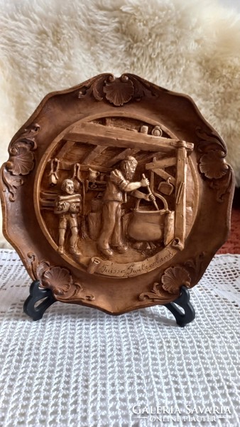 Vintage hand-carved scenic wooden wall plate from Switzerland, small crack on the back, diameter: 23.5 cm.