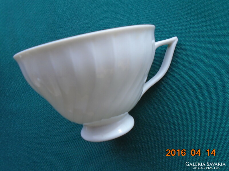 Snow-white twisted ribbed cup with stylish tongs from the German company royal tettau