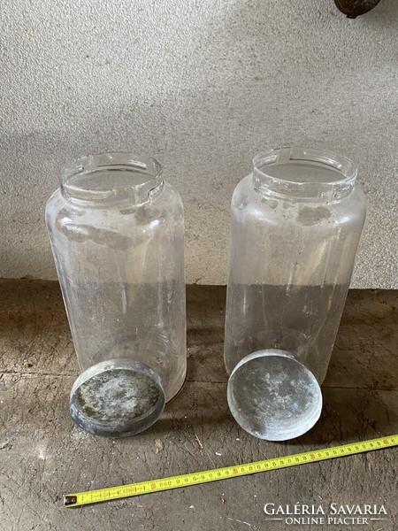 Storage jar with lid