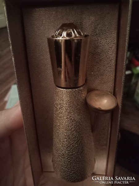 1950-es évekbeli parfüm meseszép aranyszínű üvegben tölcsérrel eredeti dobozában