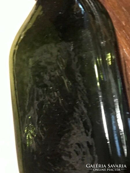 Régi Hangya keserű üveg palack. Zöld színű. Háromszög alakú.18x10 cm Sérülésmentes.