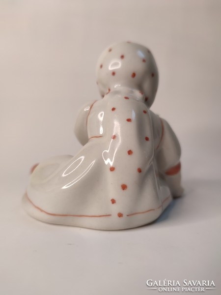 Zsolnay Annuska korsóval porcelán figura