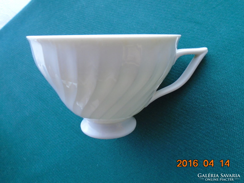 Snow-white twisted ribbed cup with stylish tongs from the German company royal tettau