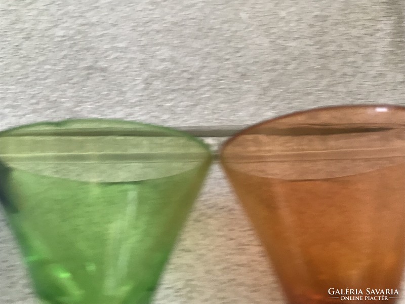 Metszett, hántolt színes likőrös poharak üvegtálcàval