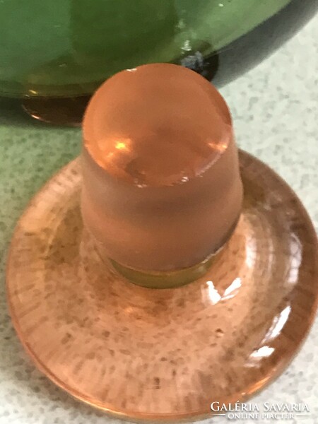 Kézműves likőrös üveg olajzöld aljjal, barackszínű csiszolt dugóval