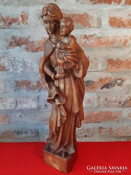 Mária a kisdeddel fa szobor