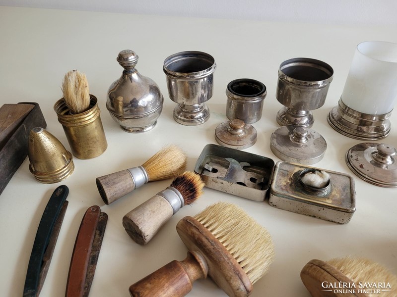 Old barber supplies men's hairdressing tools