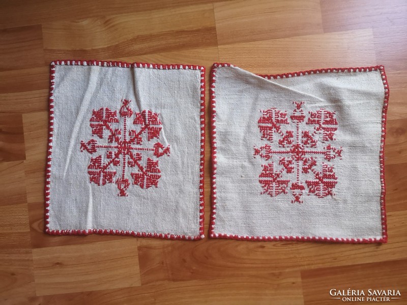 Dimensions of 2 embroidered napkins: 24 x 24 cm