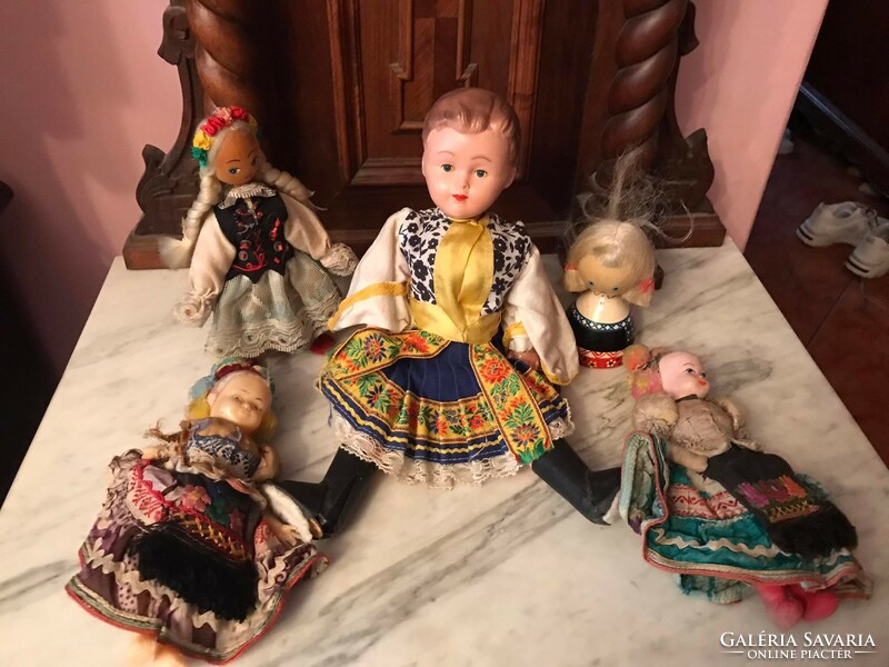 Dolls in folk costume (Mathy - Russian)