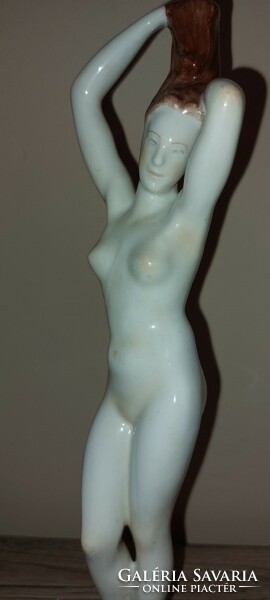 Aquincumi female nude adjusting her body-dyed hair