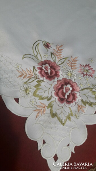 Beautiful tablecloth with floral embroidery (3447)