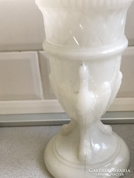 Viktoriánus opálüveg váza griffmadarakkal, Edward Moore tervezés, 25,5 cm magas