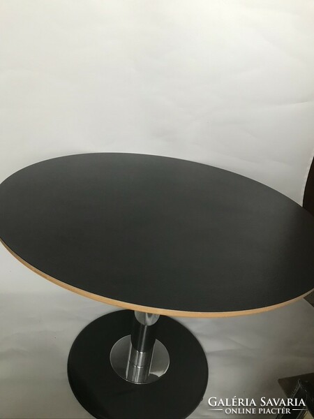 Black round table is very nice