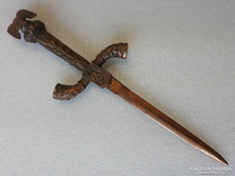 A leaf-cutting dagger with an eagle handle made of bronze