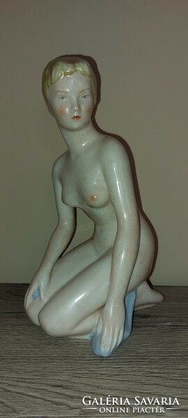 Extremely rare Aquincum body painted kneeling female nude