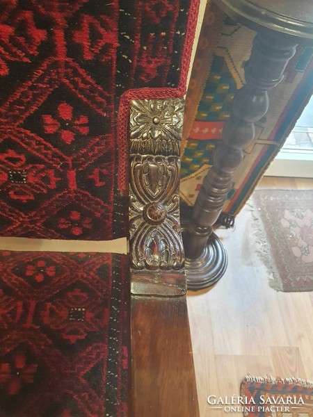 Igazán Különleges egyedi szőnyeggel kárpitozott Neoreneszánsz fotel. Nem talál hasonlót :-)
