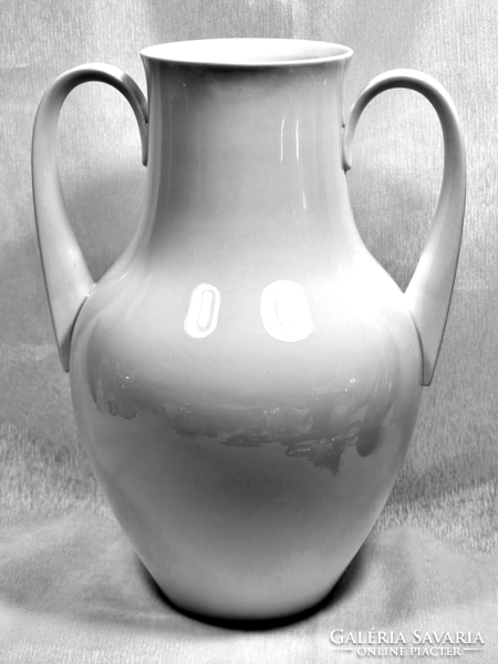 KPM csontfehér fogantyús váza modell Salier, Siegmund Schütz Porcelain
