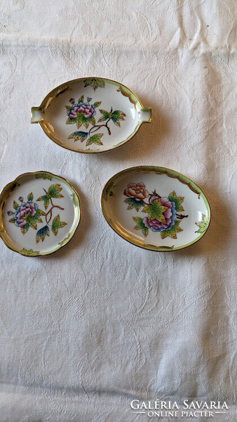 Herend bowls and ashtrays, 3 pieces with Victorian patterns, hand-painted, marked and numbered i. Dept