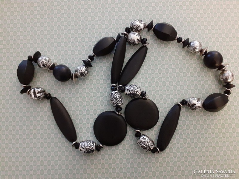 Retro women's black plastic necklace