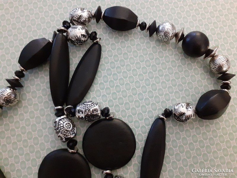 Retro women's black plastic necklace