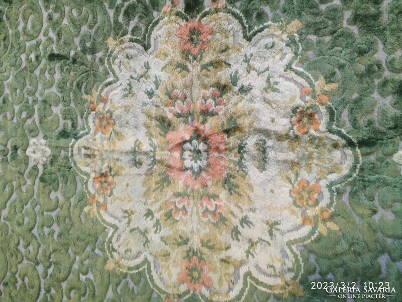 Gyönyörű zöld ,bársonyos,selyem fényű fali szőnyeg.200 x 145 cm