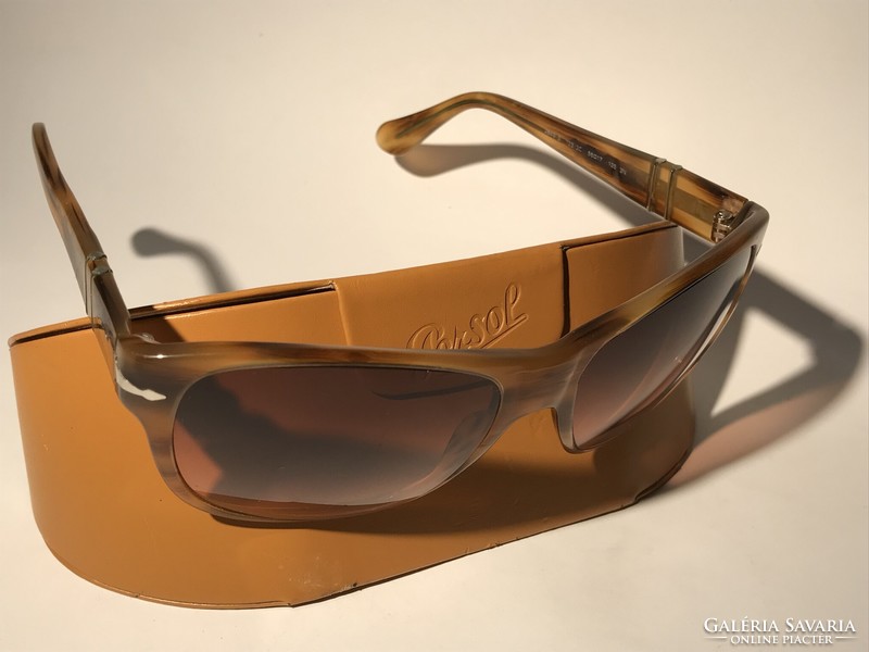Persol sunglasses with double spring temples, in original magnetic box in beautiful condition!!