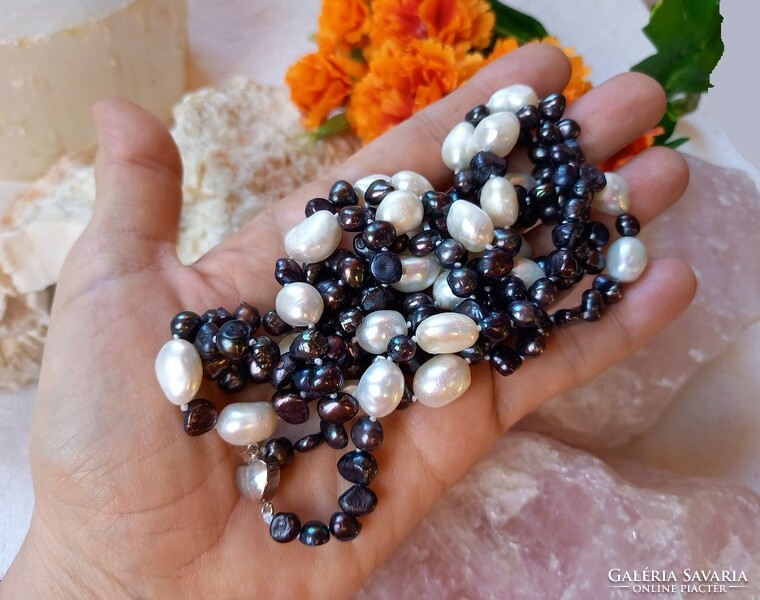 Real room. Extra long bicolor freshwater pearl necklace made of selected beads, with a heart clasp