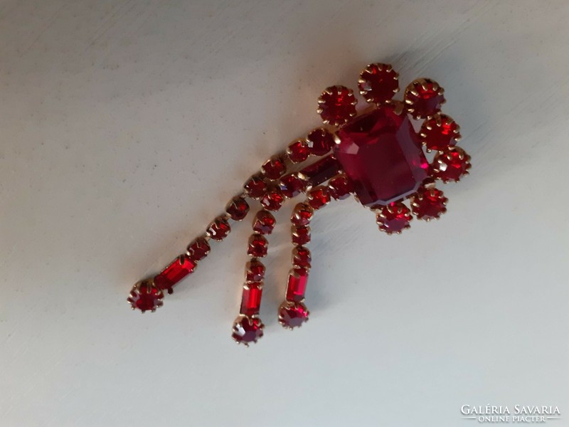 Retro beautiful condition gold-plated red brooch set with cut stones