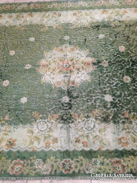 Gyönyörű zöld ,bársonyos,selyem fényű fali szőnyeg.200 x 145 cm