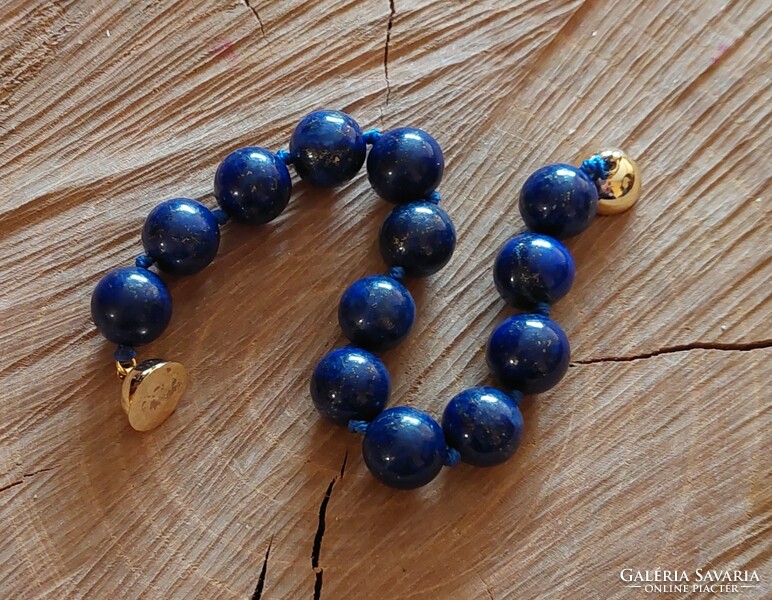 Szépséges lápisz lazuli karkötő csomózott fűzéssel, aranyozott mágneses gömbkapoccsal