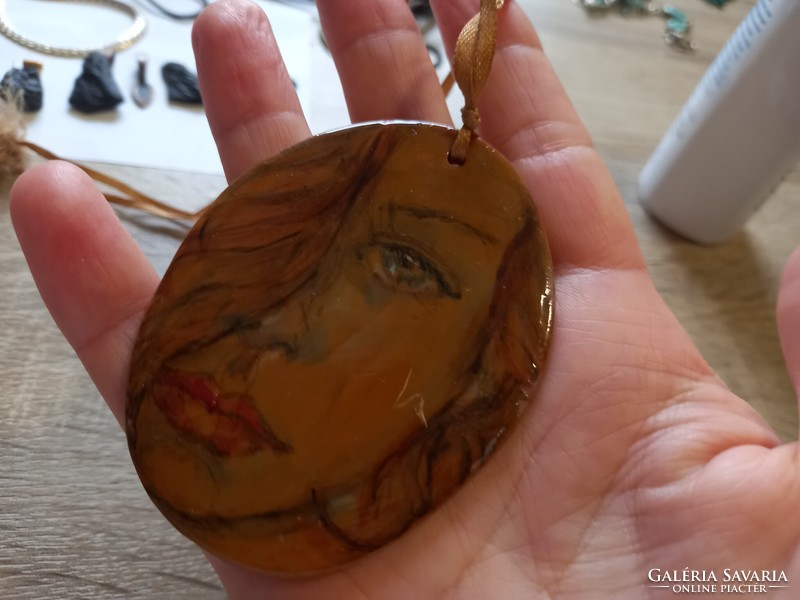 Kézzel készült kerámia medál lánc függő  női festett arc szimbólum