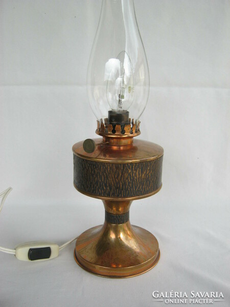 Table lamp in the shape of a copper kerosene lamp