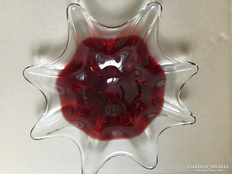 Cseh kézműves üvegtàl vörös középpel, 35 cm átmérő