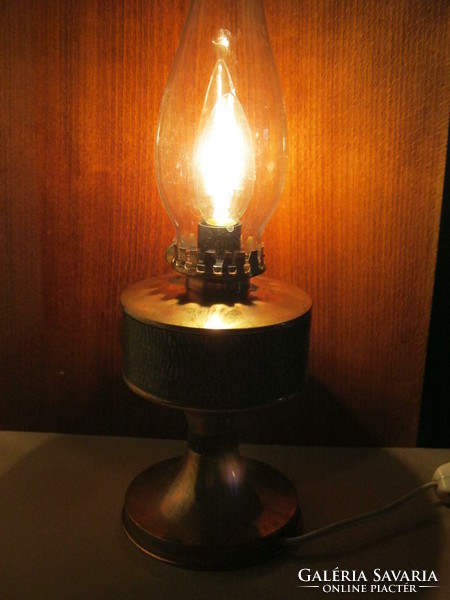 Table lamp in the shape of a copper kerosene lamp