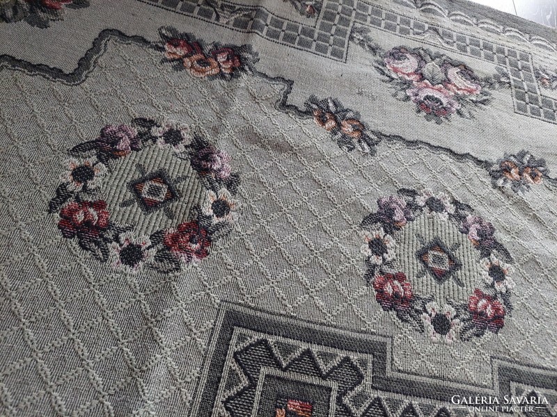 Tablecloth - pink carpet in good condition 1.